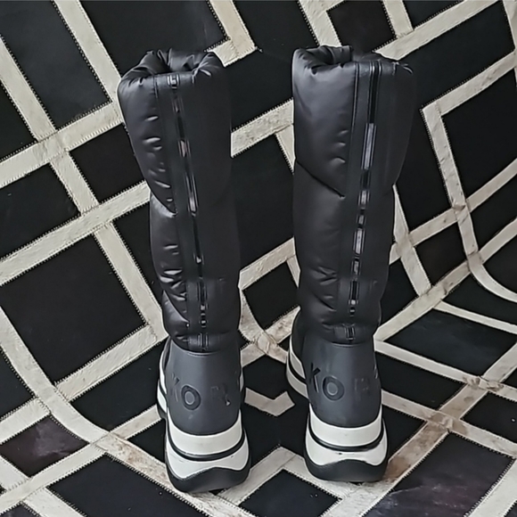 Michael Kors platforminsulated boot size 7 blackand white$35 $200 Size: 7 - Picture 4 of 5